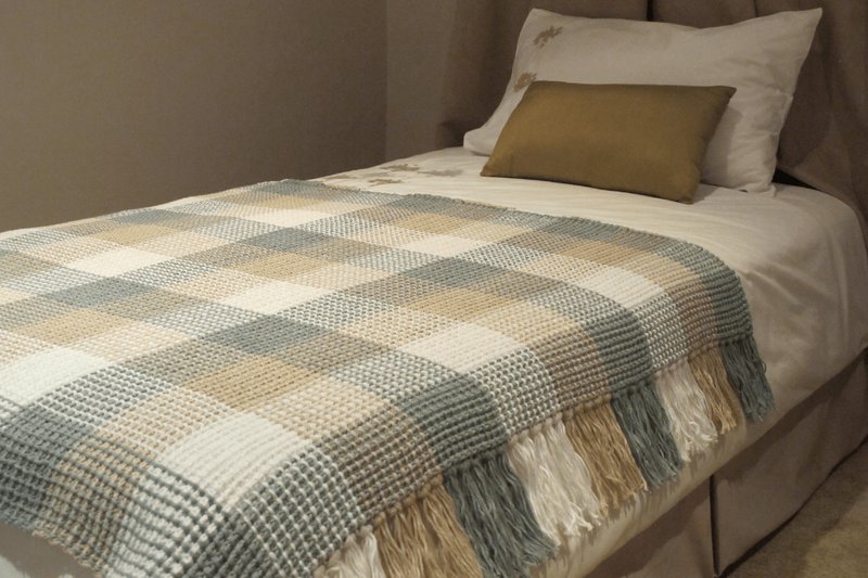Gingham Crochet Blanket Pattern (by myoumaralie)